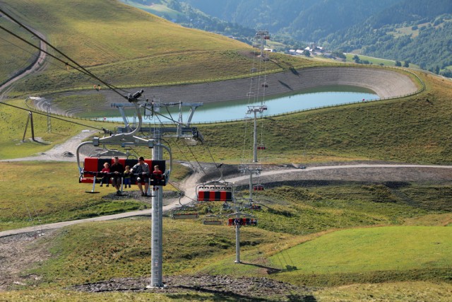 Pedestrian chairlifts, bikes