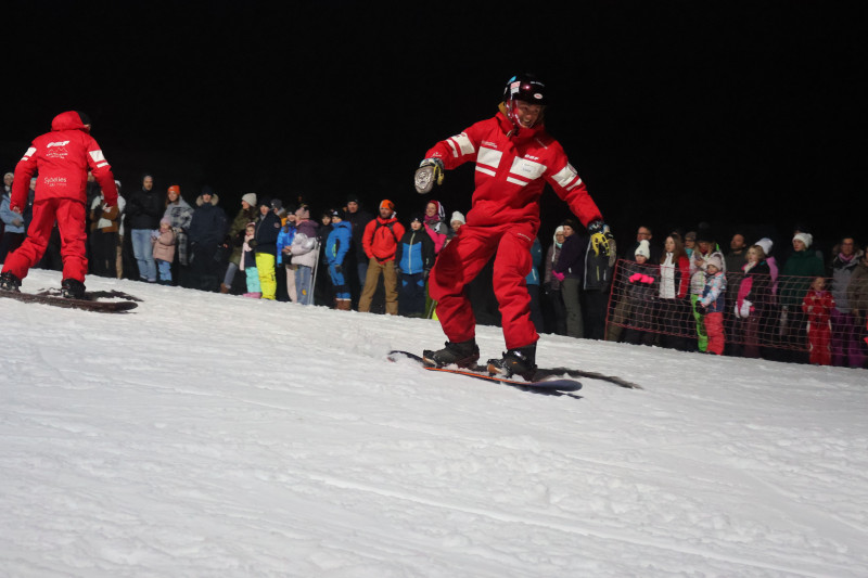 Show van alle wintersporten door de instructeurs van de ESF - © OT Saint Jean d'Arves Show van alle wintersporten door de instructeurs van de ESF
