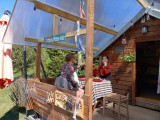 Couple sur la terrasse du Mazot Face aux Glaciers