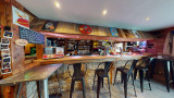 Vue du bar à l'intérieur de l'Atelier Café