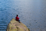 Enfant pêchant sur un lac