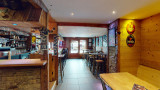 Vue d'ensemble tables et bar de l'Atelier Café Vue d'ensemble tables et bar de l'Atelier Café