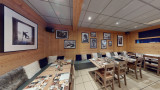 Vue d'ensemble des tables et intérieur de l'Atelier Resto
