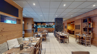 Vu des tables et du bar à l'intérieur de l'Atelier Resto