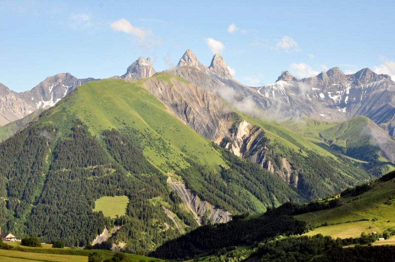 Les aiguilles d'Arves en été - © Office de Tourisme SJA Les aiguilles d'Arves en été