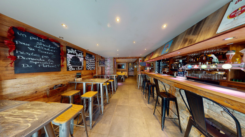 Vue d'ensemble tables et bar intérieur Atelier Café