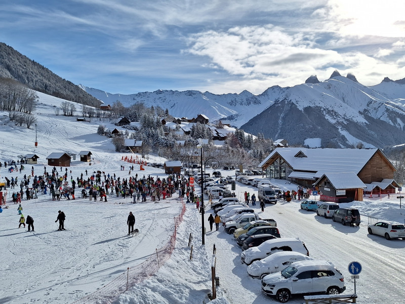 Parkeerplaats aan de voet van de piste - © OT Saint Jean d'Arves Parkeerplaats aan de voet van de piste
