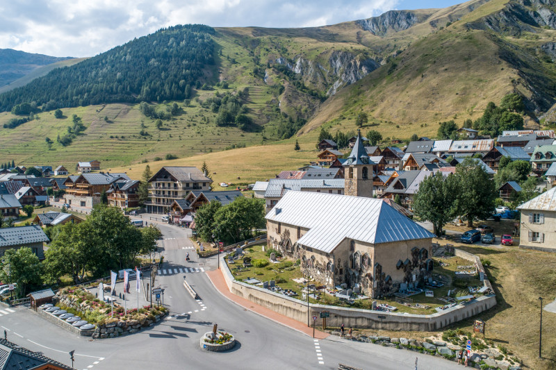 Eglise Saint Saturnin et village vus du ciel Eglise Saint Saturnin et village vus du ciel