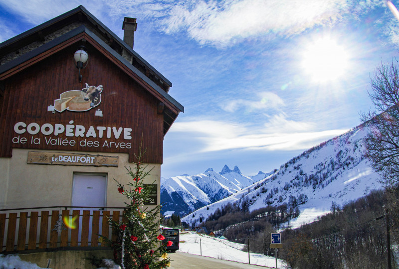Vue sur la fromagerie coopérative et les Aiguilles d'Arves en fond