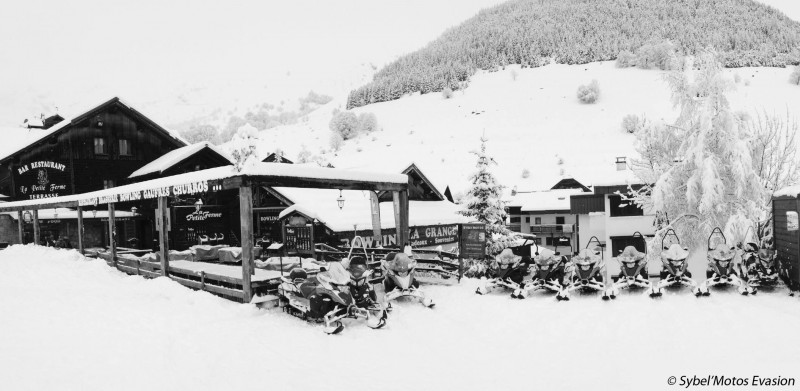 Motoneiges sur le front de neige