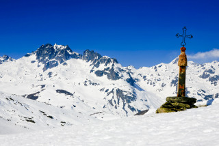 Balade en raquettes panoramique en altitude vers le col de la Croix de Fer Balade en raquettes panoramique en altitude vers le col de la Croix de Fer