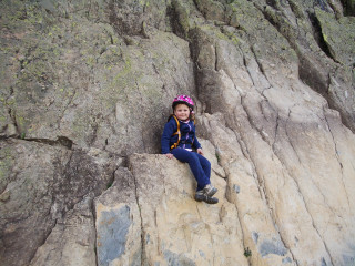 Enfant sur le rocher d'escalade