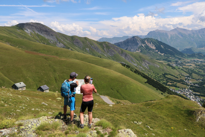 Randonneurs face aux montagnes