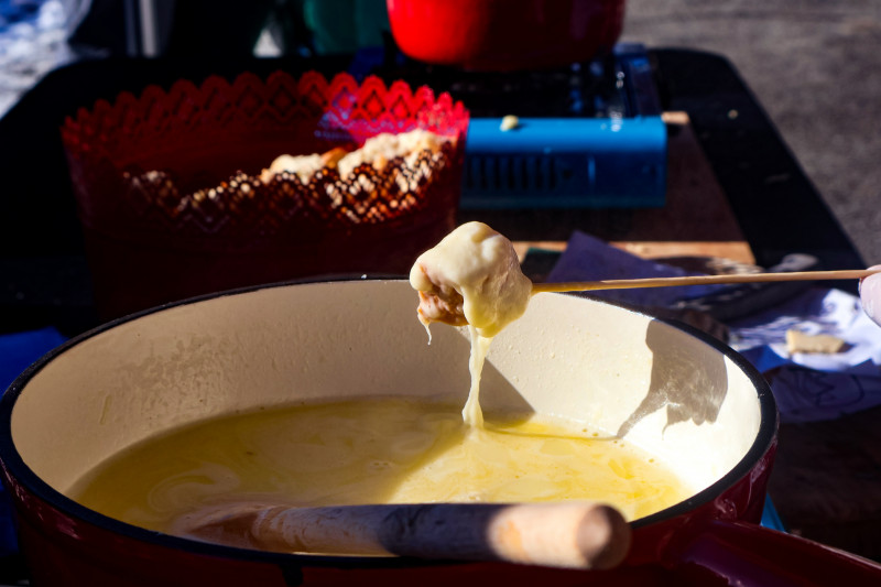 Pain plongé dans la fondue lors de l'atelier fondue à Saint Jean d'Arves