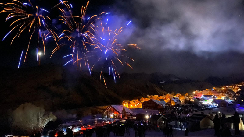 Feu d'artifice et vue sur le hameau de La Chal à Saint Jean d'Arves