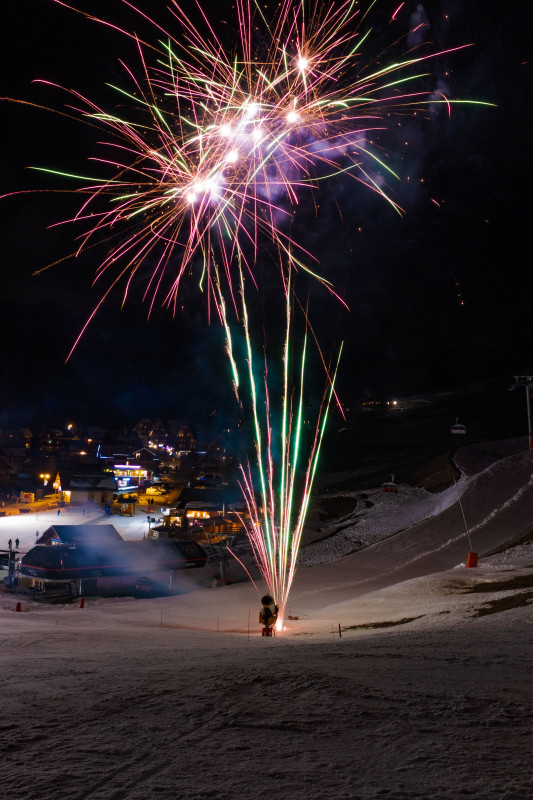 Feu d'artifice sur le front de neige à La Chal