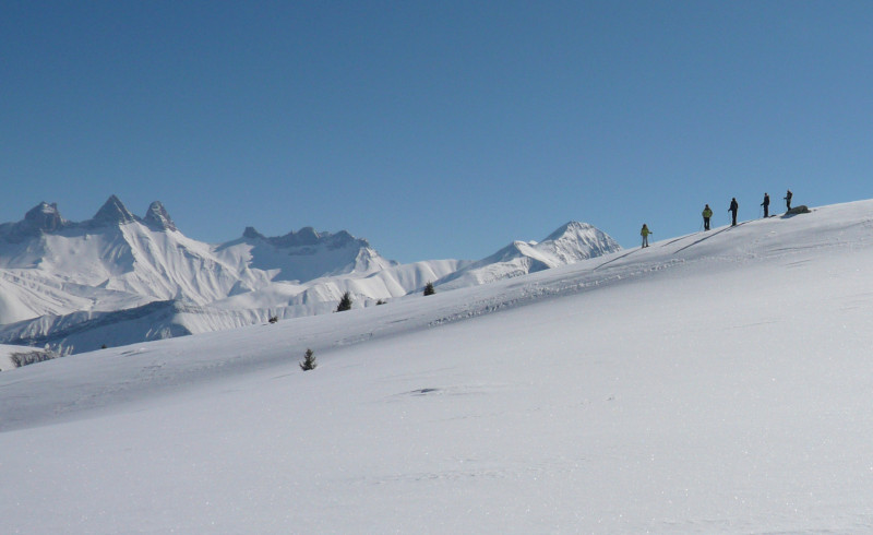 Raquettes face aux Aiguilles d'Arves