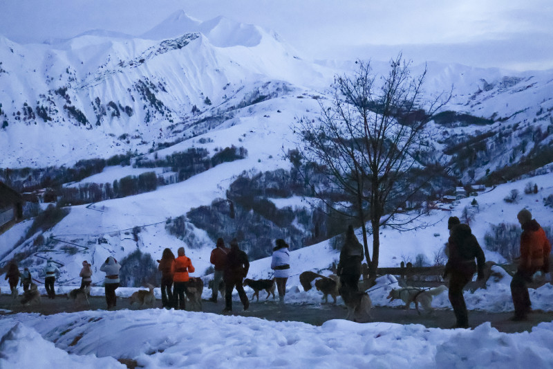 Groupe de vacanciers en cani-randonnée à Saint Jean d'Arves Groupe de vacanciers en cani-randonnée à Saint Jean d'Arves