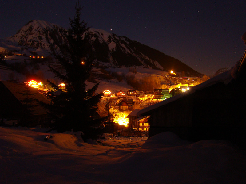 Le village la nuit Le village la nuit