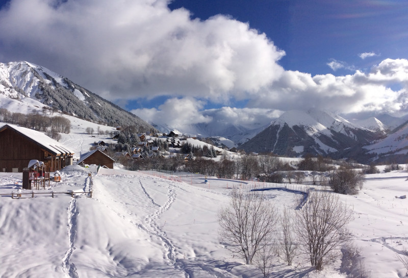 Vue sur le Mont Charvin en hiver
