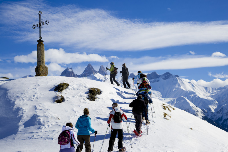 Randonneurs en raquette à neige au Col d'Arves Randonneurs en raquette à neige au Col d'Arves